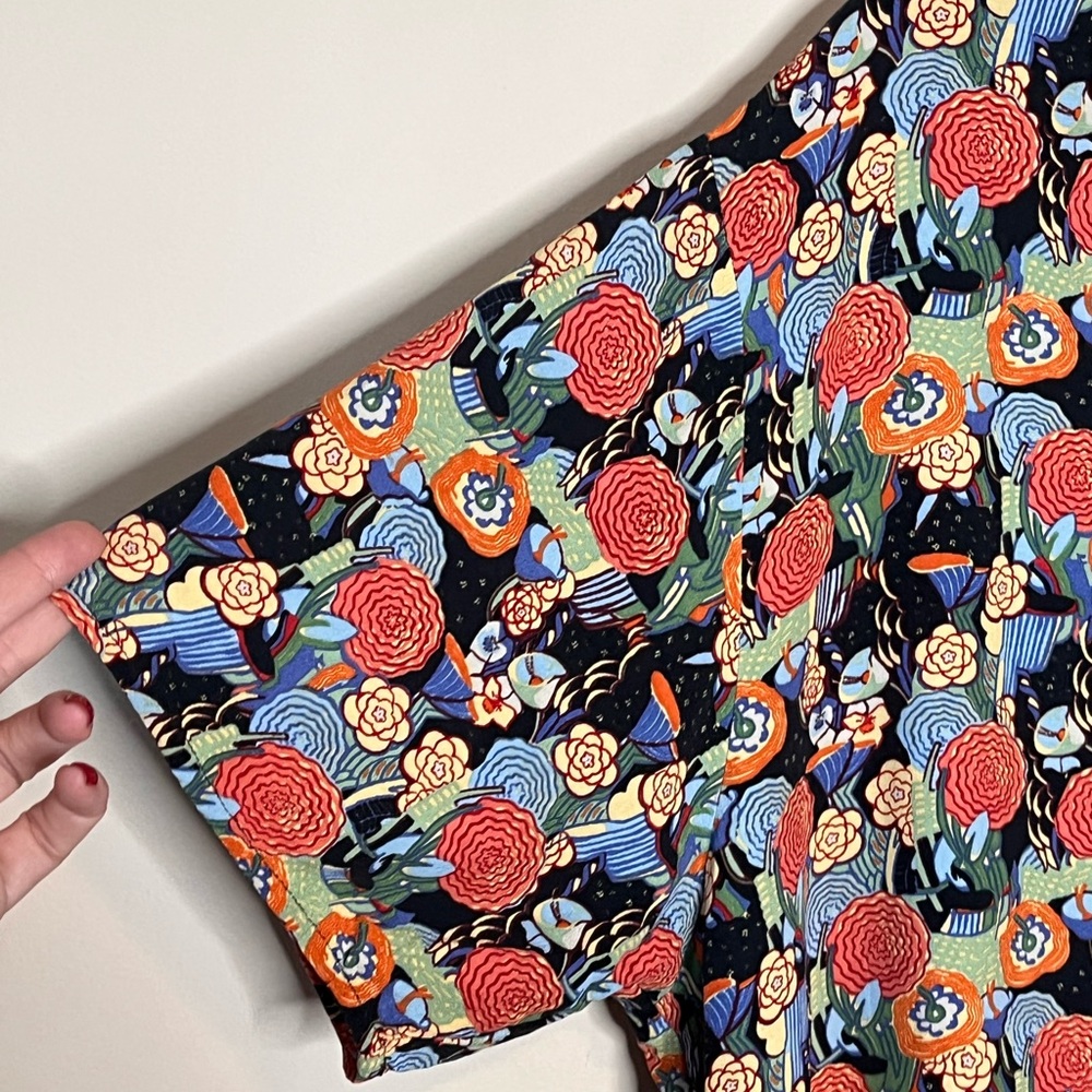 FLAX Black Short-Sleeve Button-Down Shirt Multicolor Floral Print Rayon Sz Small - Picture 7 of 7